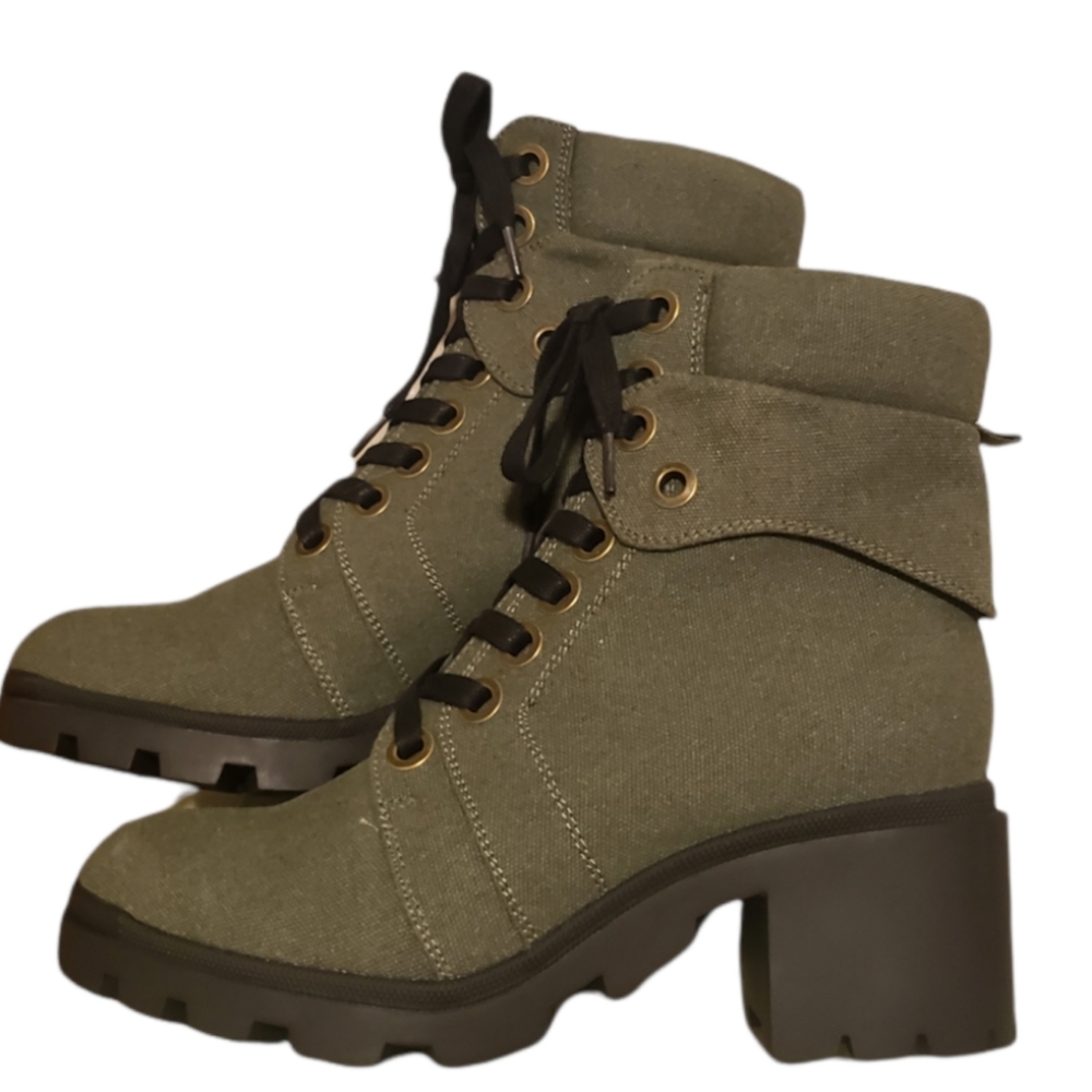 Maurice's size 10 green boots, never worn